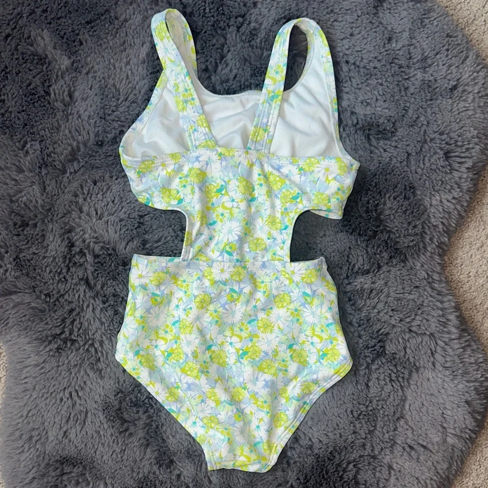 Girls Swimsuit Lot.  4 one-piece swimsuits.  Size 6X / 6/7. - Picture 3 of 9